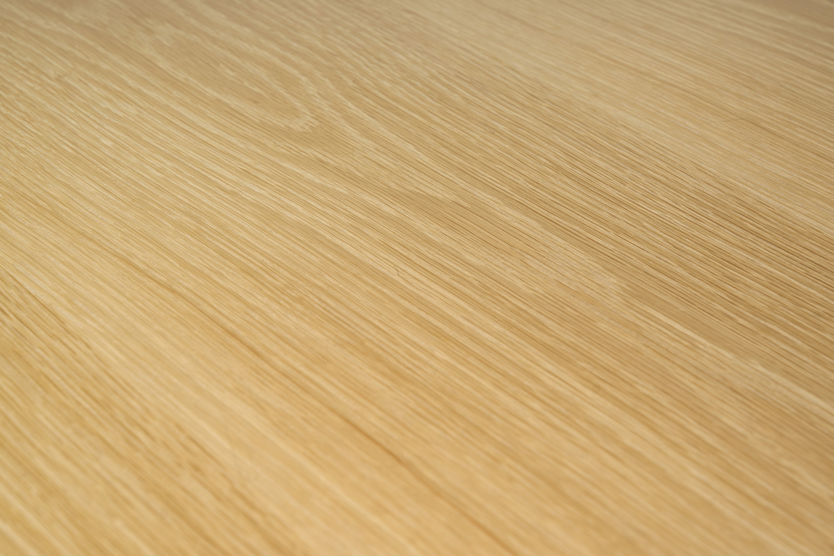 Superficie de madera clara de la mesa de comedor extensible LEENA.