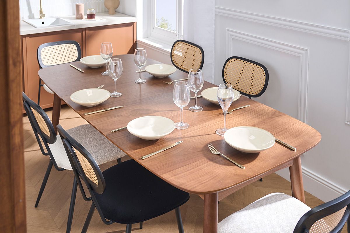 Mesa de comedor extensible NORDECO en nogal, vista superior con vajilla y sillas alrededor.