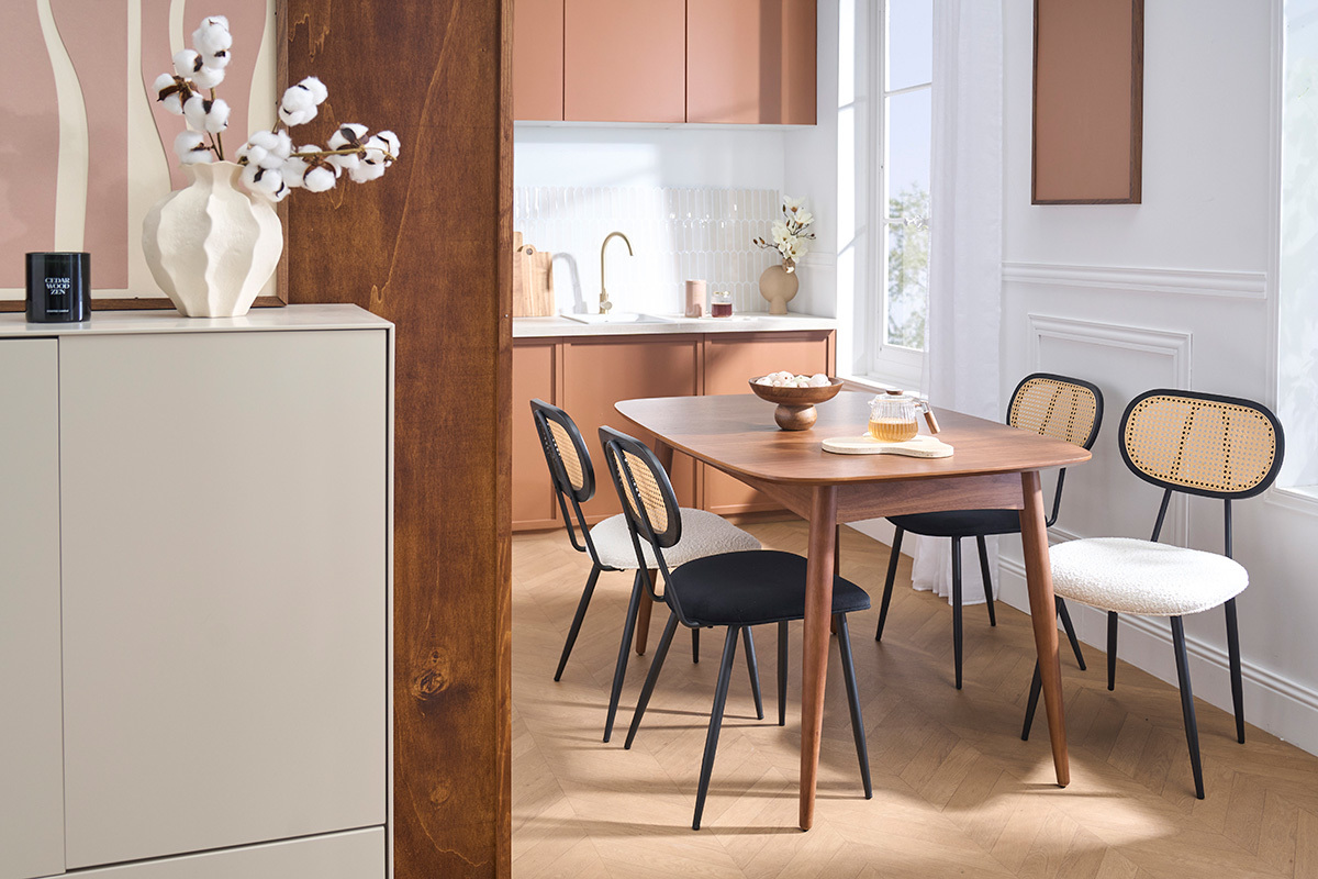 Mesa de comedor extensible NORDECO de nogal con sillas, vista parcial en un comedor moderno.