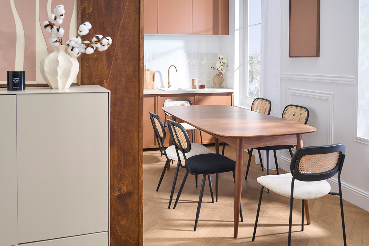 Mesa de comedor extensible NORDECO en nogal vista de frente, rodeada de sillas.
