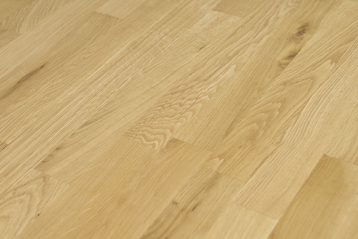 Mesa de madera de roble macizo de color claro, vista superior.