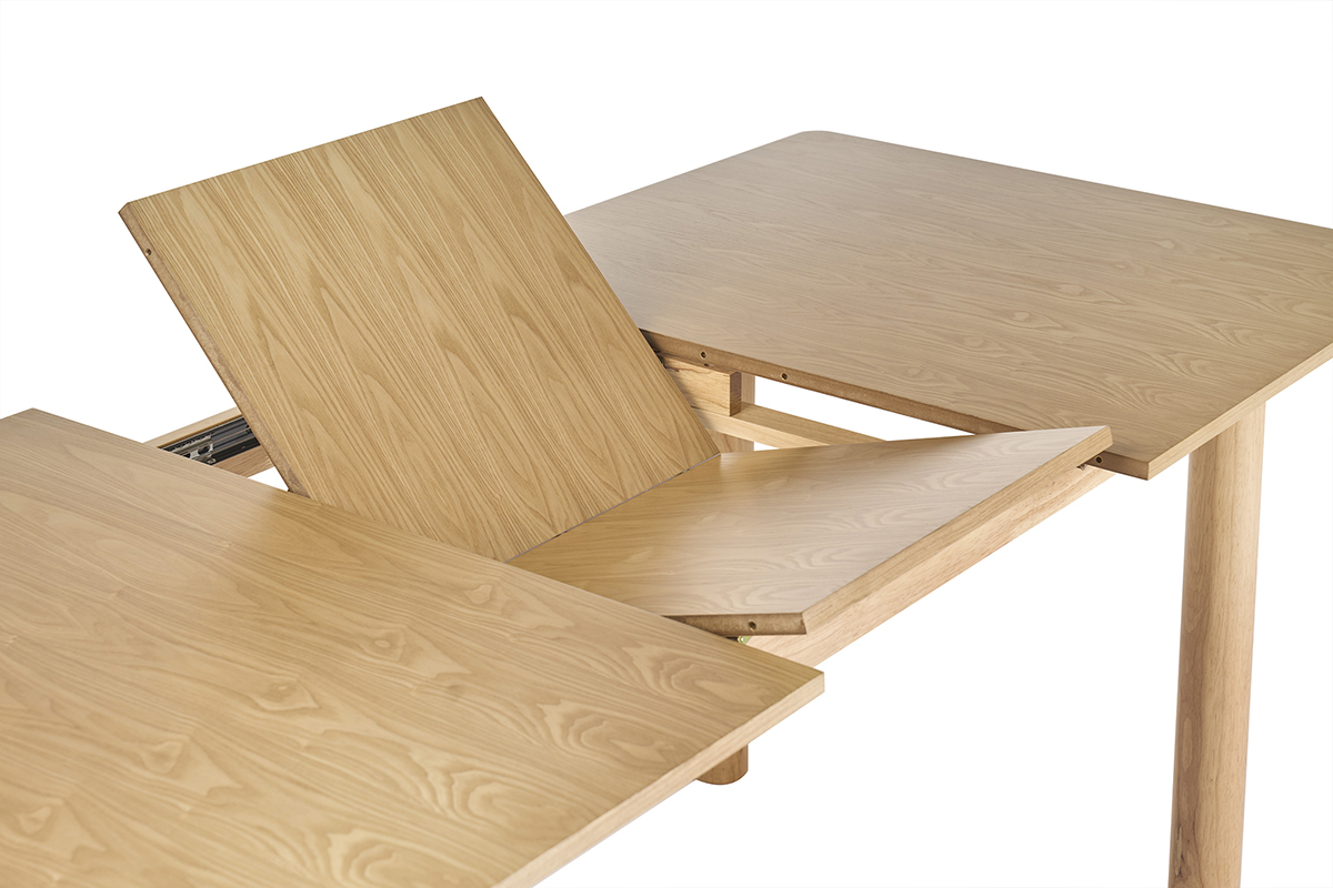 Mesa de comedor extensible rectangular de madera clara, vista en detalle con extensi�n integrada.