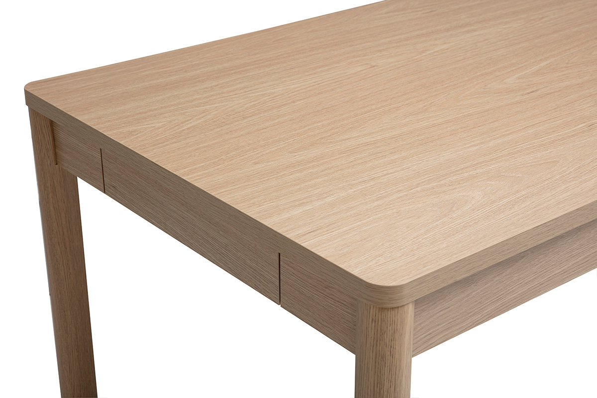 Mesa de comedor rectangular de madera clara de roble, vista superior con detalles del tablero y las patas.
