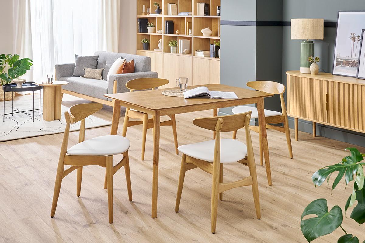 Mesa de comedor rectangular ELION de madera clara con sillas en un interior contempor�neo.