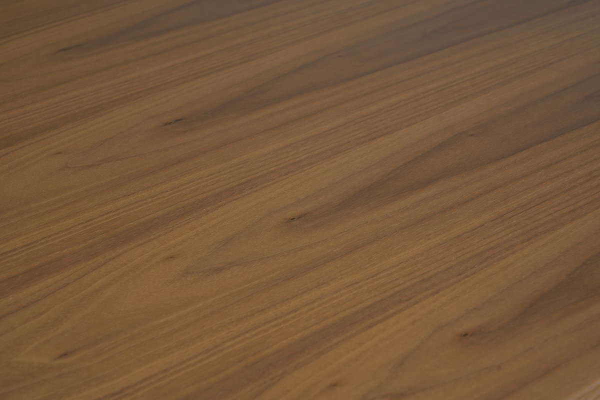 Plano de la mesa de comedor rectangular de madera oscura nogal, vista de cerca.