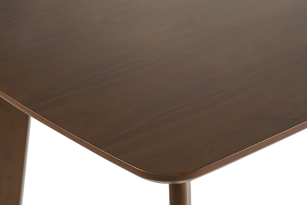 Vista de cerca del tablero de la mesa de comedor escandinava de madera oscura nogal.