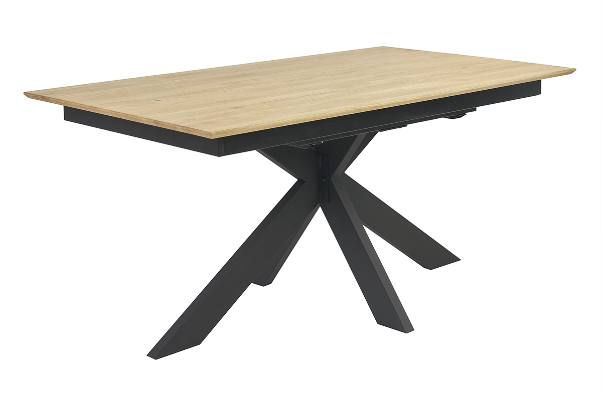 Mesa de comedor de roble claro con base negra en cruz, vista en ngulo.