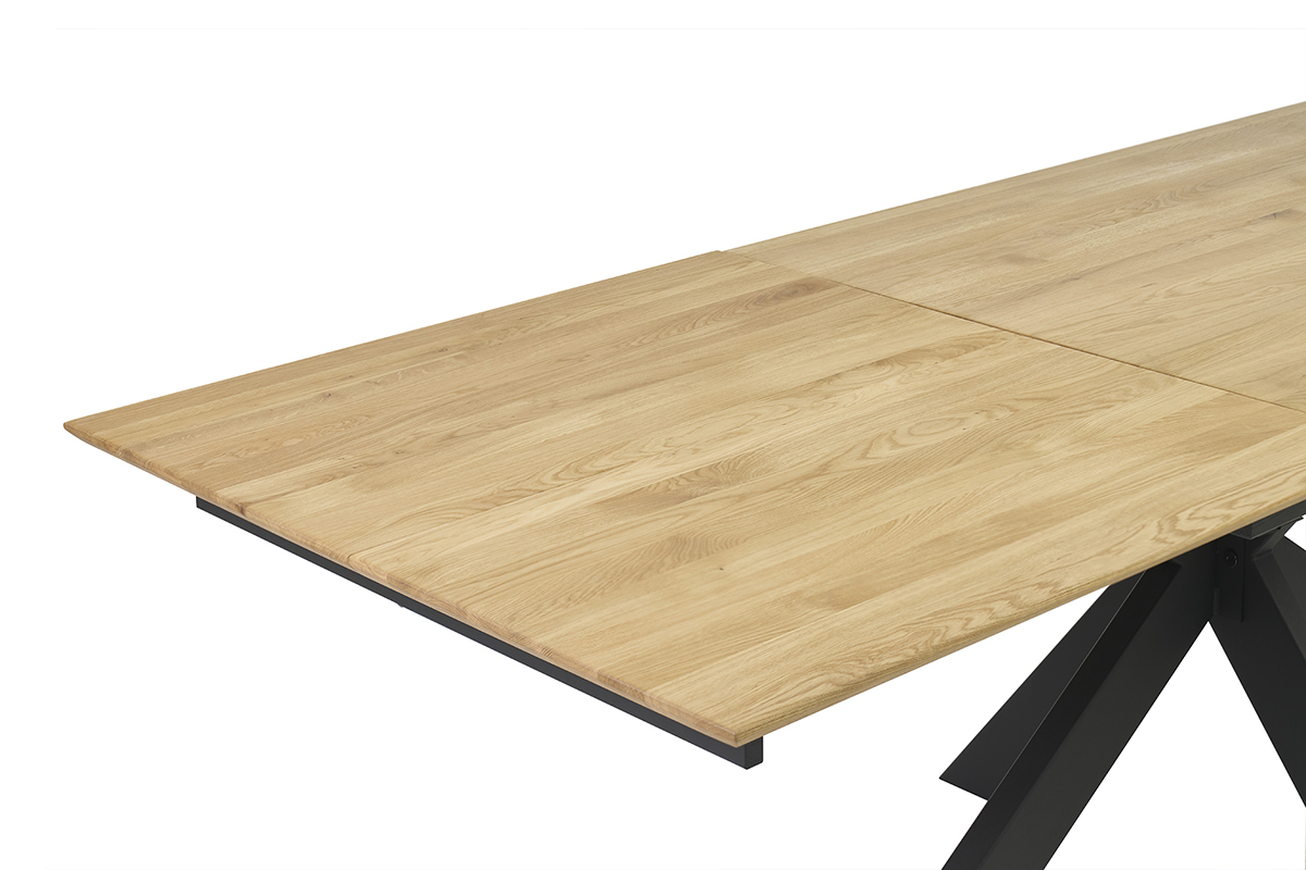 Mesa de comedor extensible de roble claro vista en ngulo, con extensin parcialmente visible.