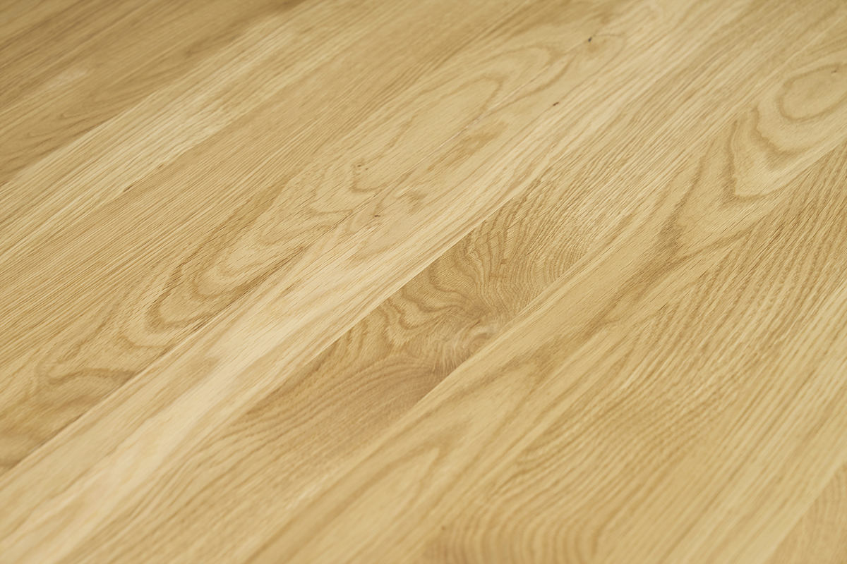 Primer plano de la encimera de roble macizo de la mesa de comedor AGATA.