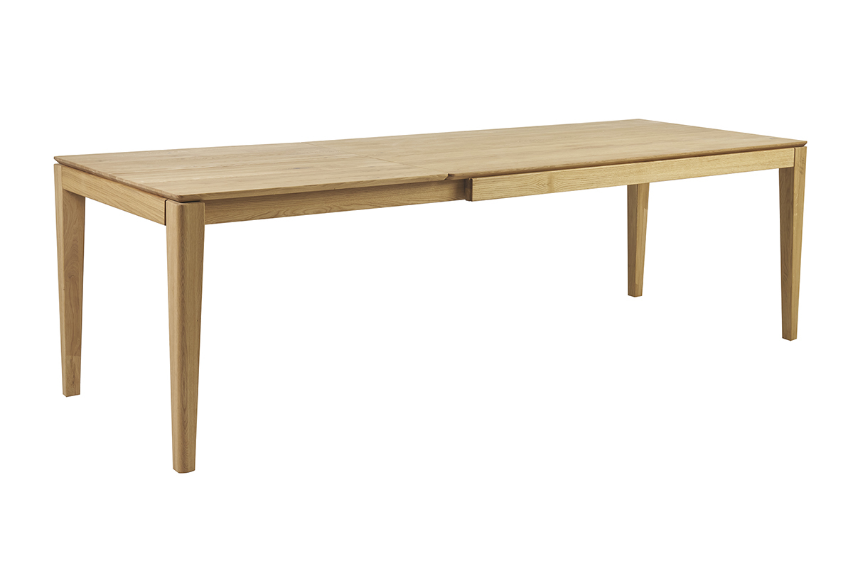Mesa de comedor extensible de madera clara, vista 3/4.