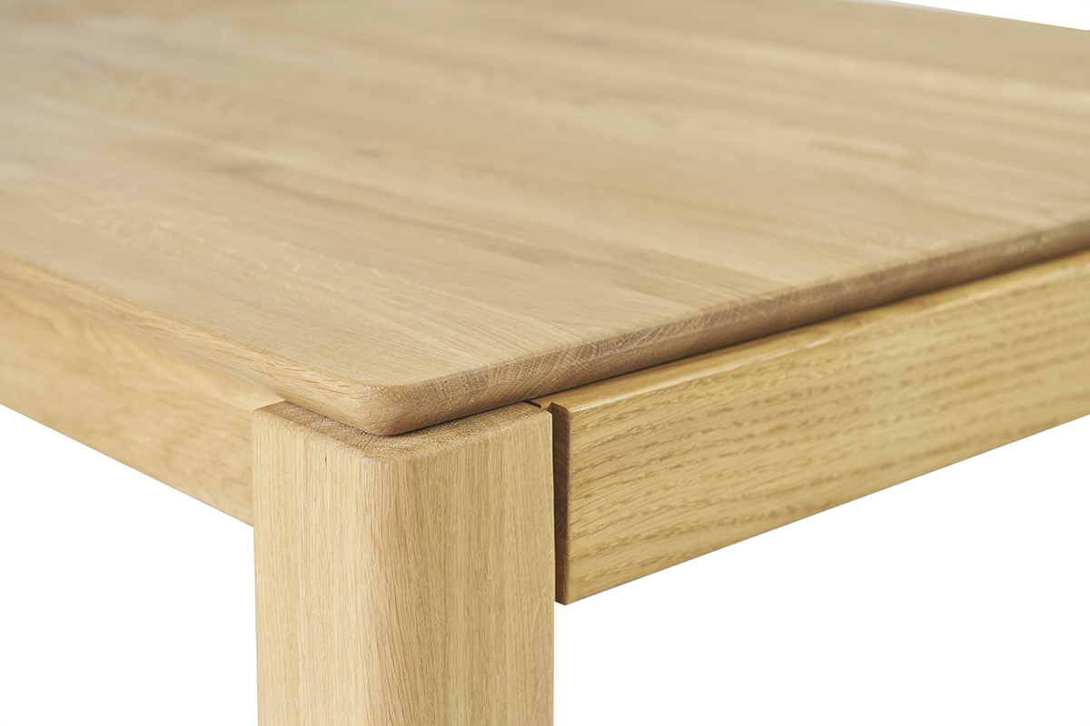 Detalle de la mesa de roble claro macizo, vista de cerca.