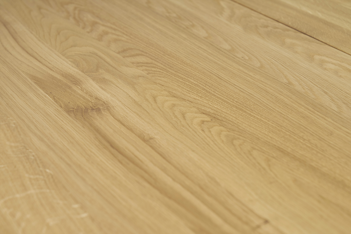 Primer plano de la bandeja de roble claro de la mesa NELYA.