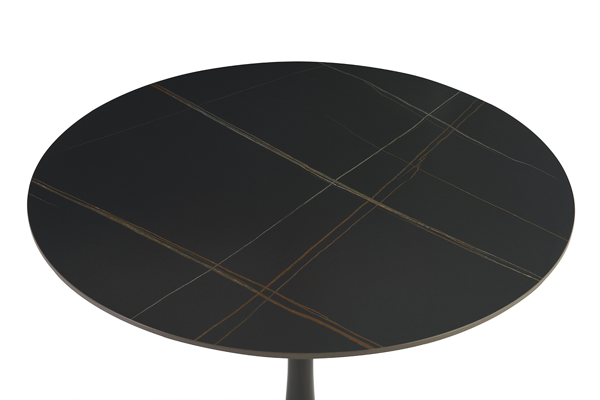 Detalle de la bandeja de cermica negra con motivos lineales naranjas de la mesa MALOU.