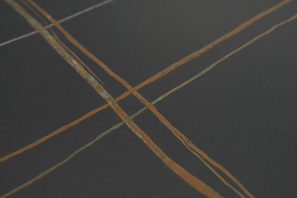 Detalle de la bandeja de cer�mica negra con motivos lineales naranjas de la mesa MALOU.