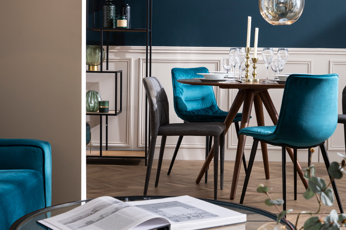 Mesa de comedor redonda de madera oscura D106 cm WALFORD con sillas de dise�o, vista de 3/4.
