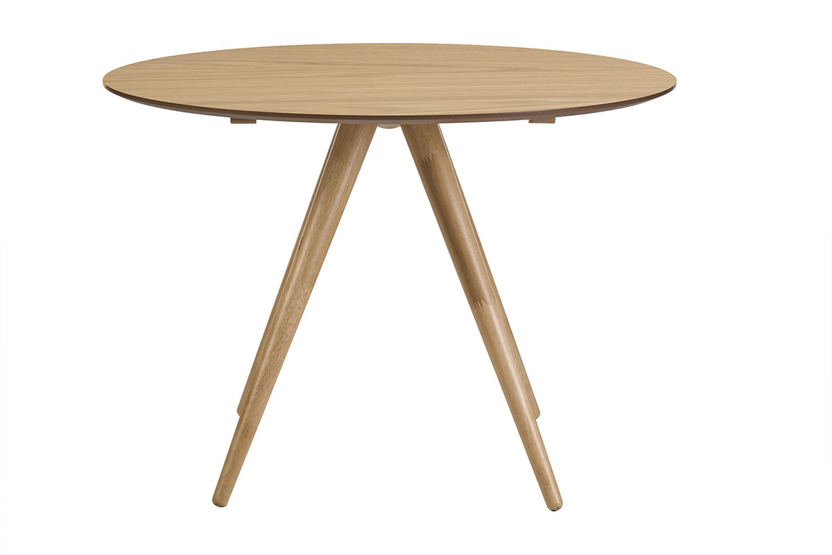 Mesa de comedor redonda de madera clara con patas de madera, vista frontal