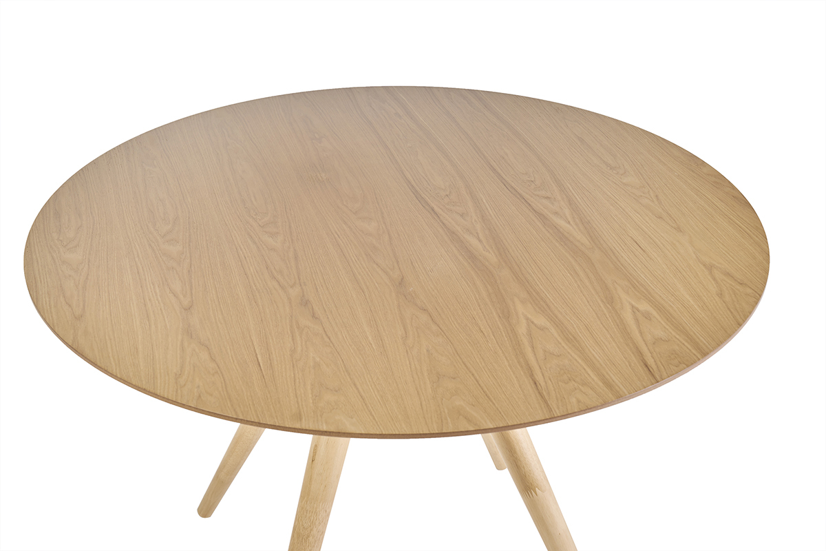Mesa de comedor redonda de dise�o en madera clara de fresno, vista desde arriba.