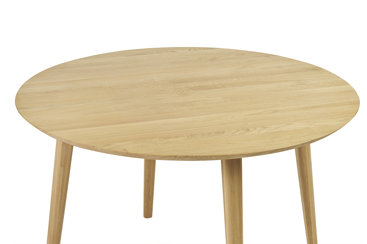 Mesa de comedor redonda de roble slido con patas inclinadas, vista desde arriba.