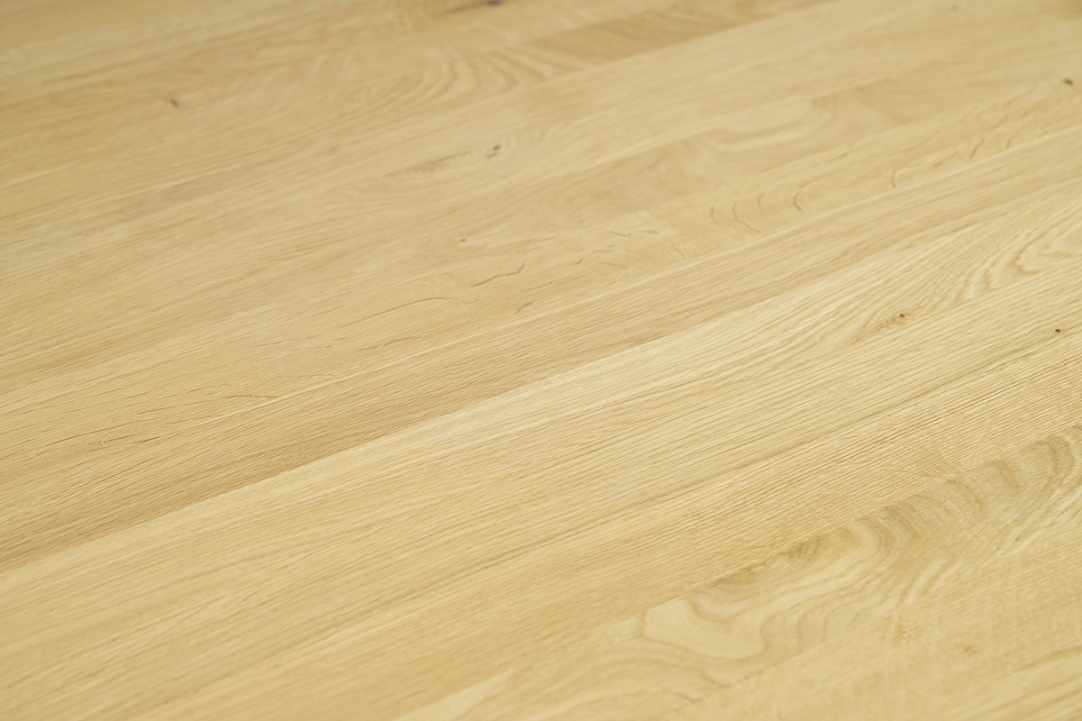 Superficie de madera clara de la mesa de comedor OKSANA de roble s�lido.