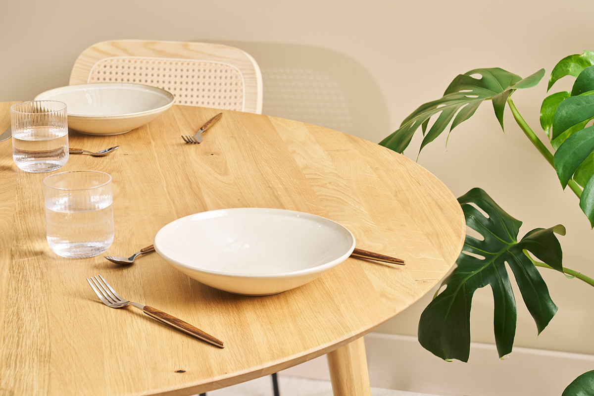 Mesa de comedor redonda de madera clara de roble s�lido D120 cm OKSANA