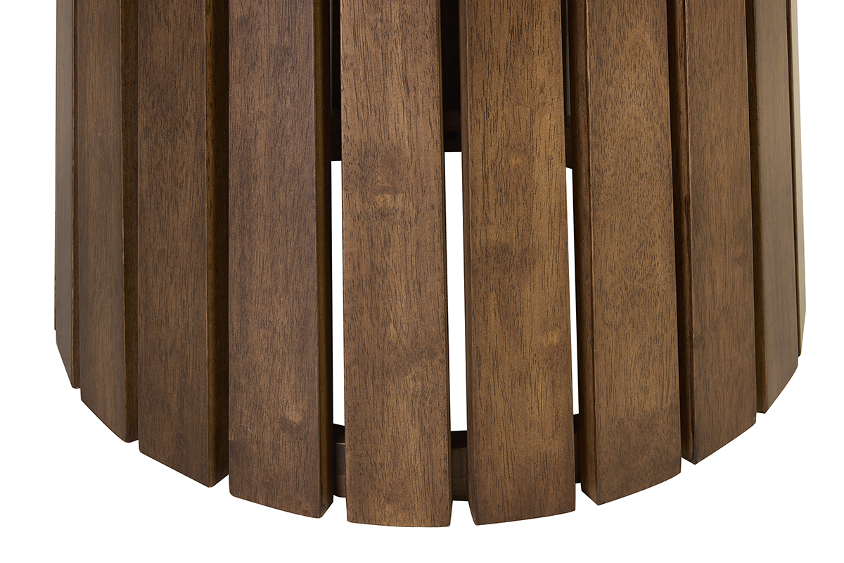 Primer plano del pie c�nico con listones verticales de madera de la mesa DITA.