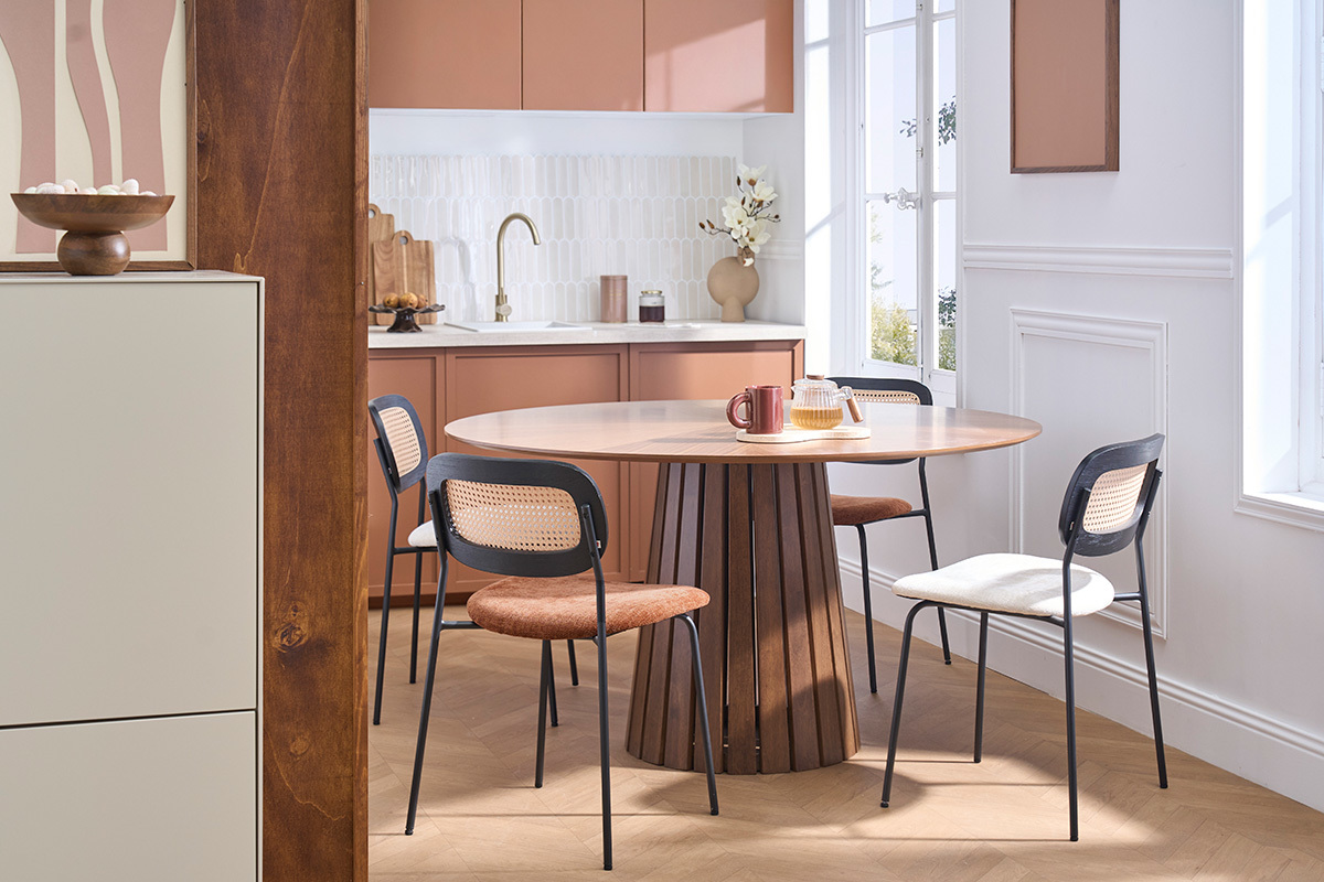 Mesa de comedor redonda de madera oscura nogal D137 cm DITA