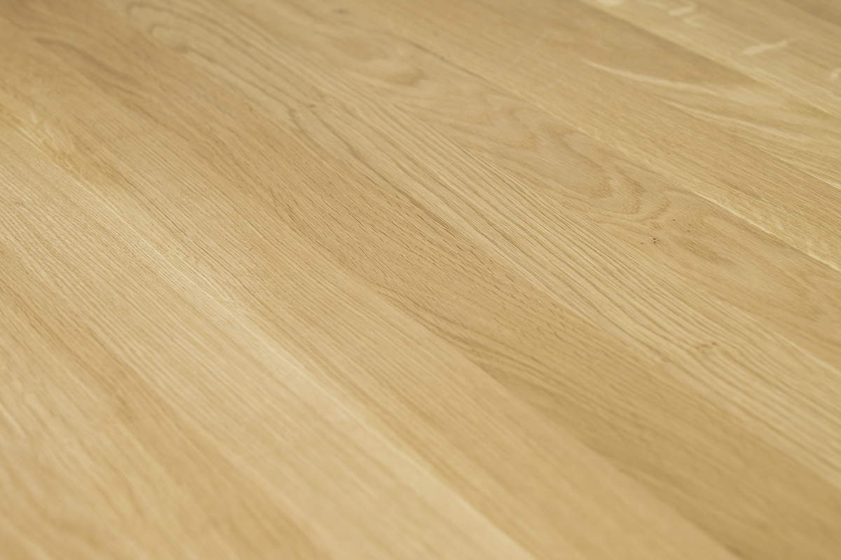 Mesa de roble macizo con acabado en madera clara, primer plano de la superficie.