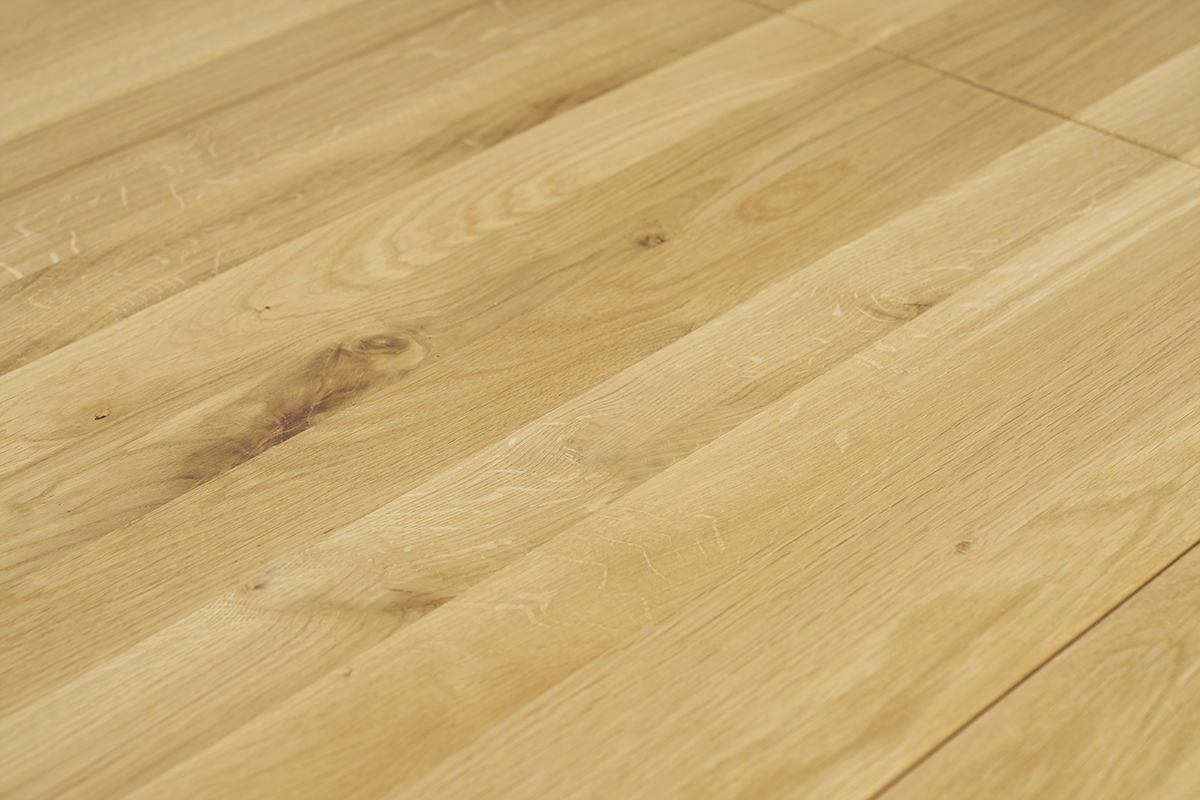 Primer plano de la madera de roble slido de la mesa de comedor OLGA.