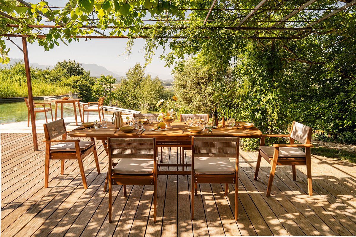 Mesa de jard�n extensible CANOPEE de madera maciza, vista frontal con sillas alrededor, en exterior