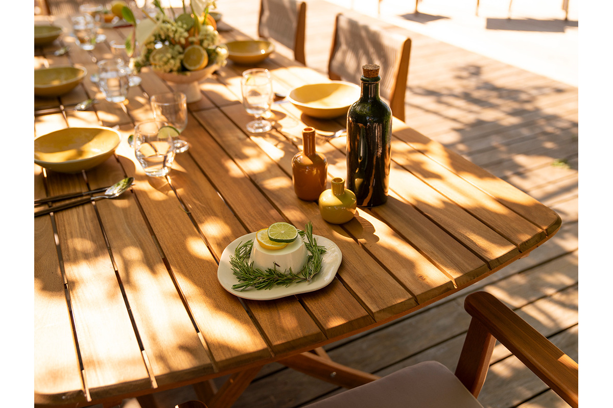 Mesa de jard�n extensible de madera maciza, vista superior con platos y bebidas