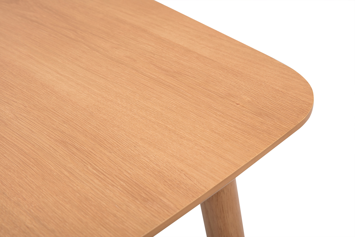 Vista cercana del tablero de una mesa extensible cuadrada de madera clara de roble.