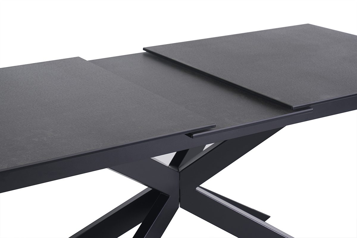 Vista cercana de la mesa de comedor extensible MELZA, tablero de cer�mica negra y patas de metal.