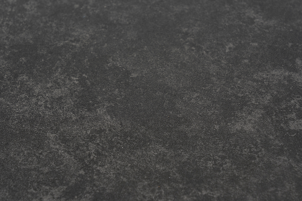 Primer plano de la superficie de cer�mica negra de la mesa de comedor extensible MELZA.