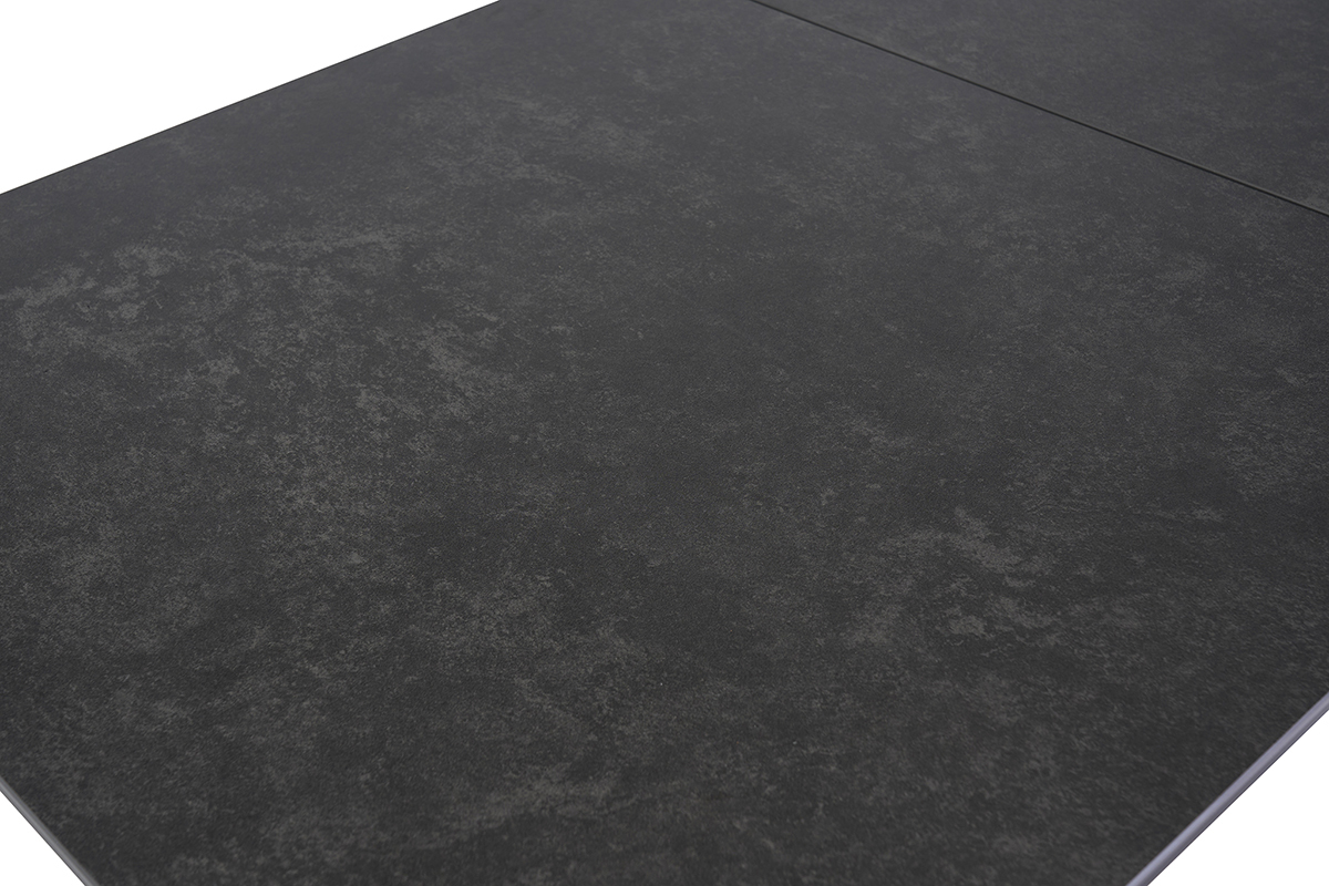 Vista detallada del tablero de cer�mica negra de la mesa extensible CARA