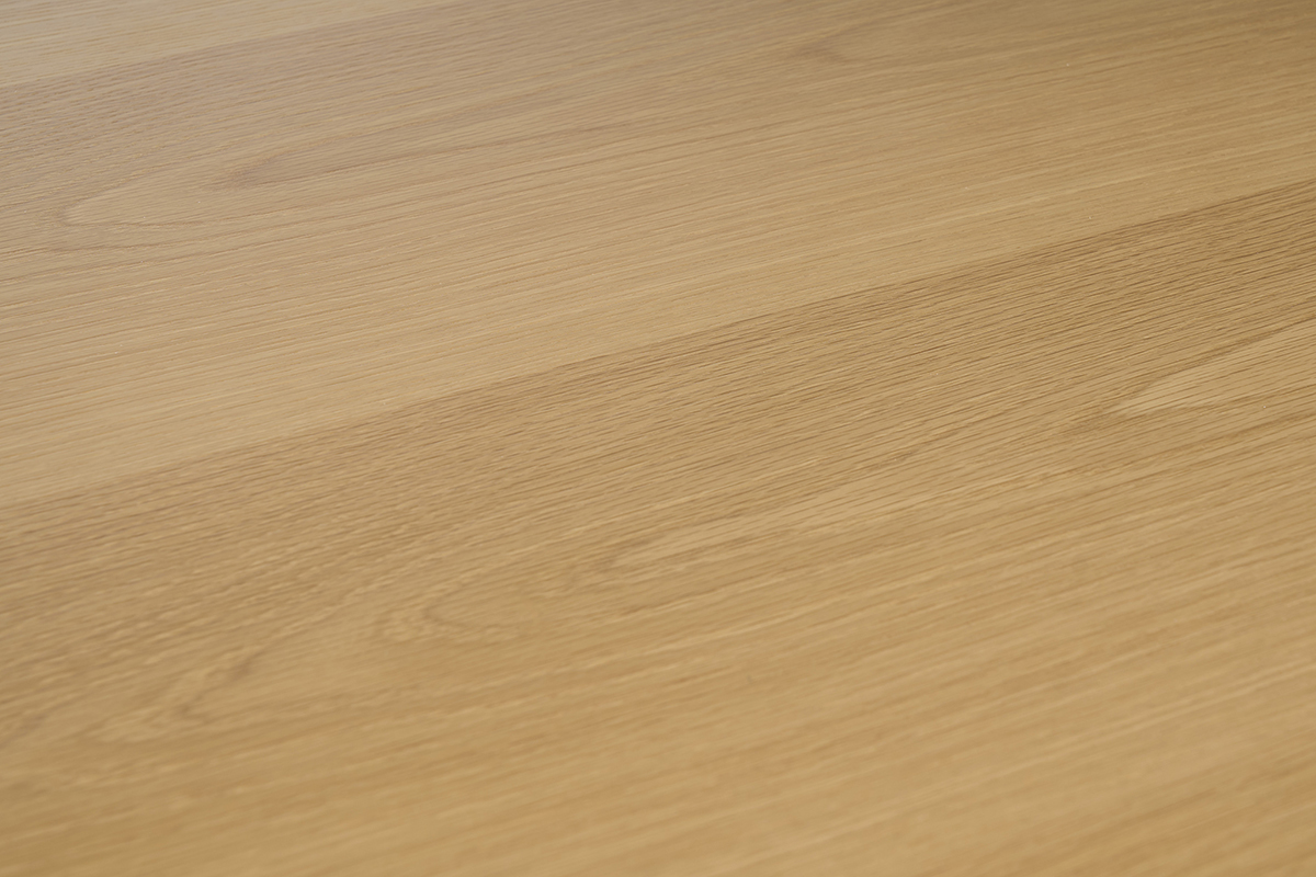 Tablero de mesa de comedor extensible en madera clara de roble, vista en detalle