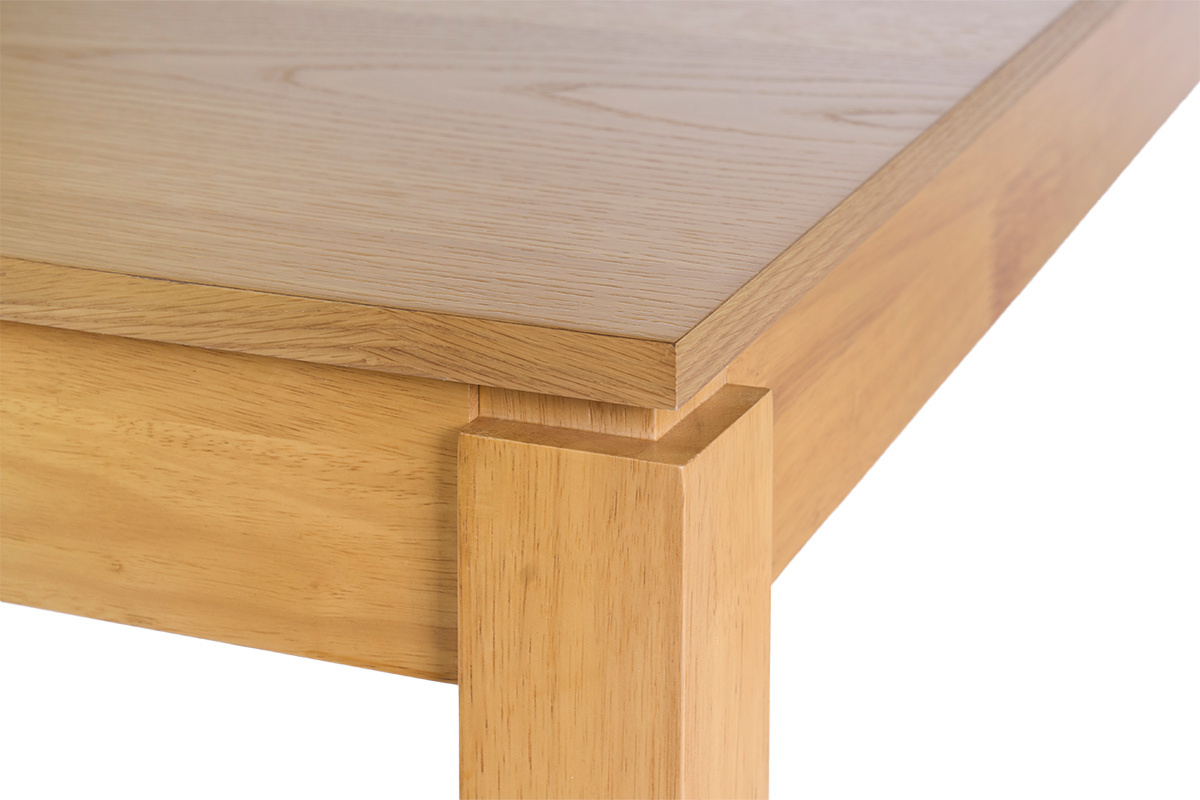 Detalle del tablero de una mesa de comedor extensible de madera clara de roble, vista desde arriba