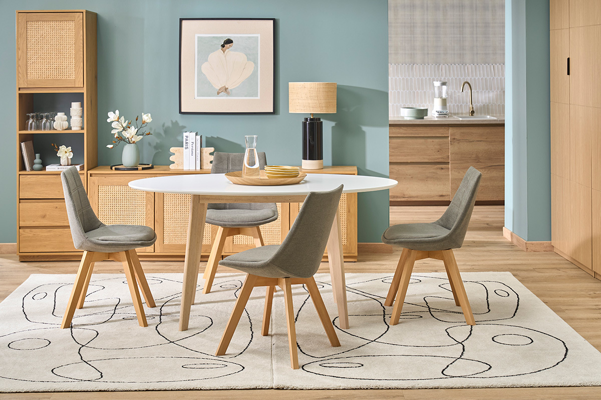 Mesa escandinava ovalada blanca y de madera clara L150 cm LEENA con sillas grises en un interior moderno.