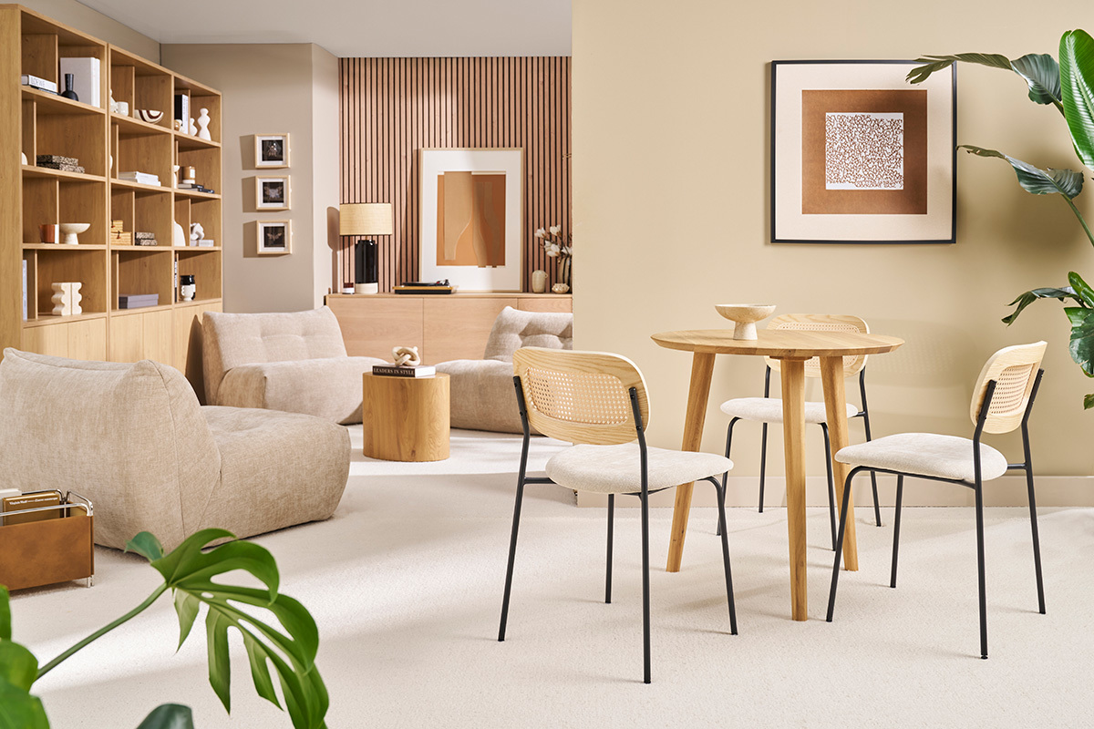 Mesa redonda de roble claro con cuatro sillas, vista interior de un saln moderno.