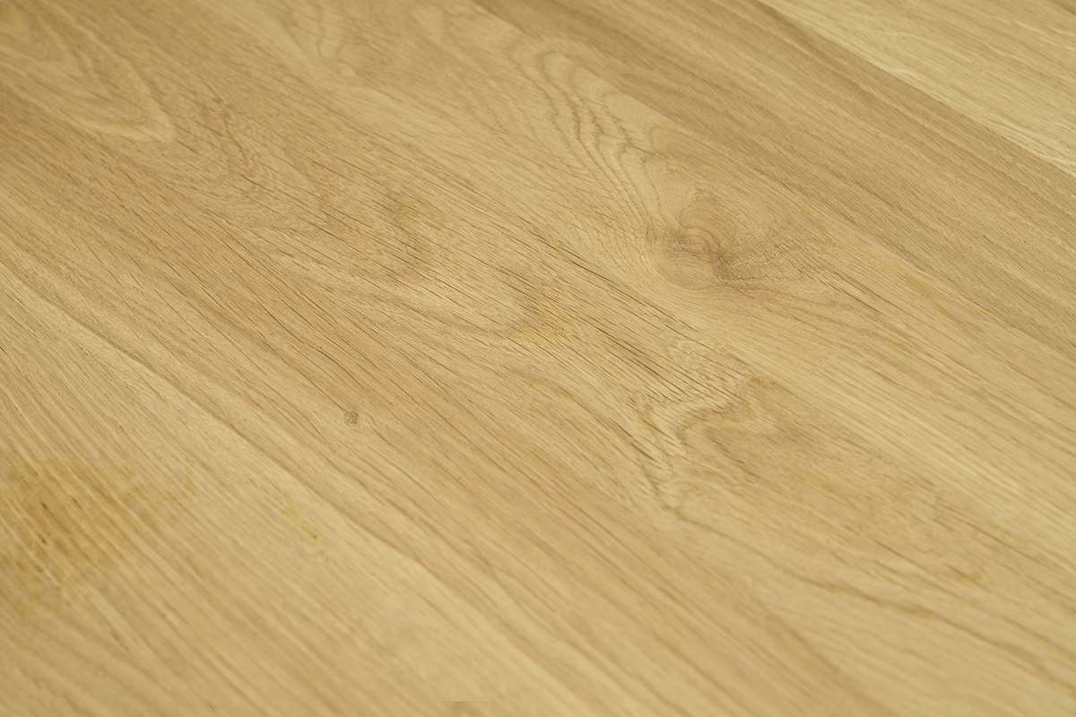 Primer plano de la bandeja de madera clara de roble slido de la mesa de comedor redonda OKSANA.