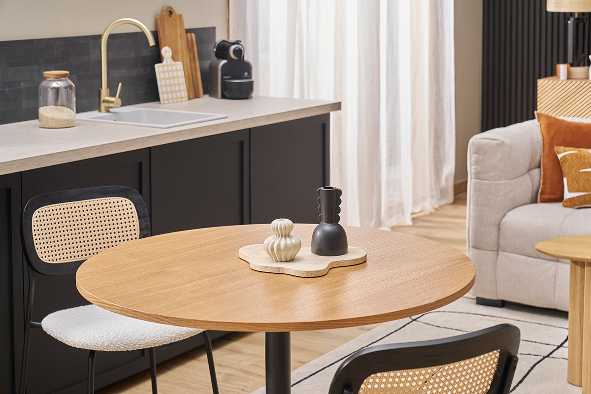 Mesa redonda de diseo de comedor en acabado de roble y negro D90 cm CALISTA