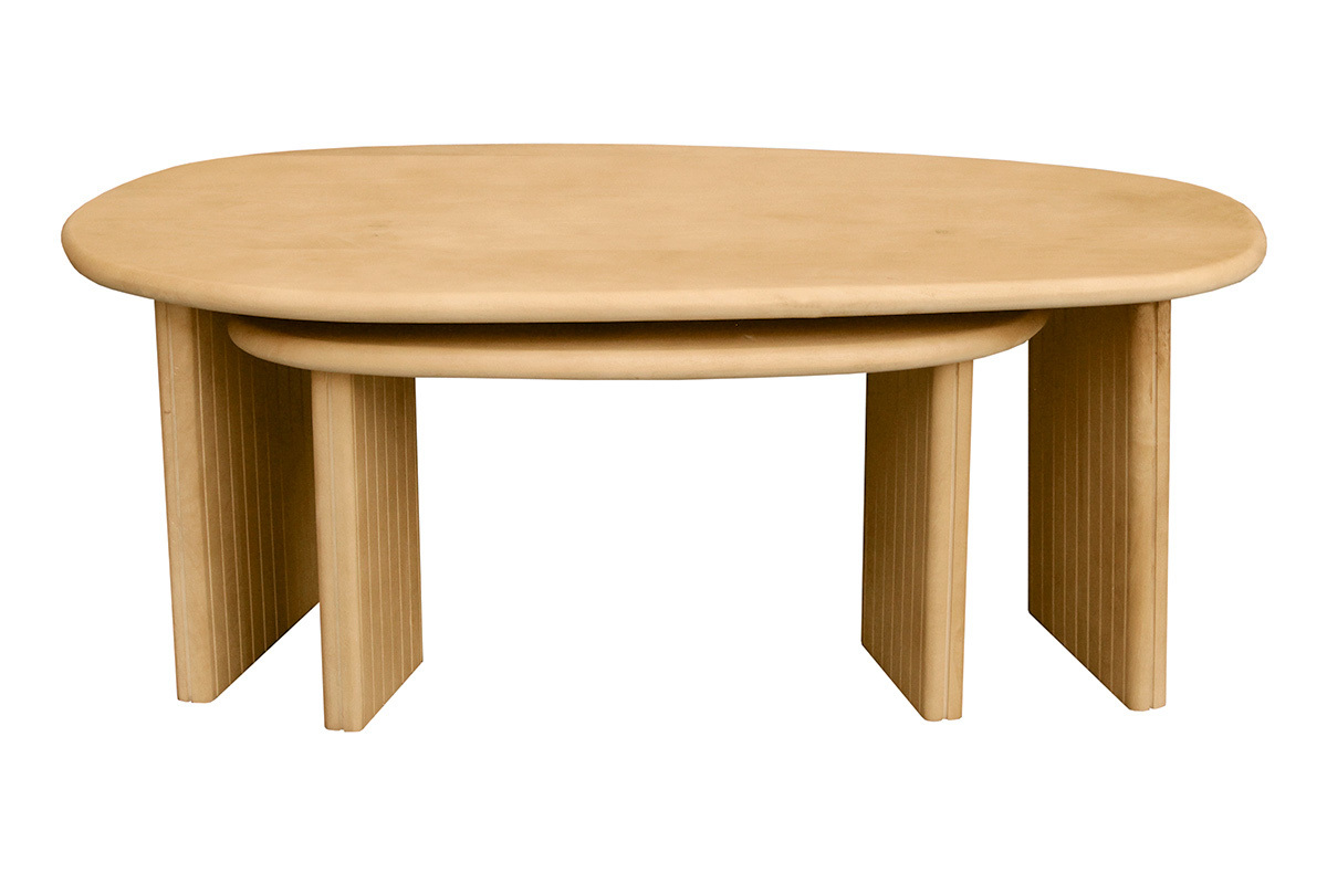 Mesas auxiliares apilables de madera maciza de mango, vista frontal, dise�o org�nico con patas ranuradas.