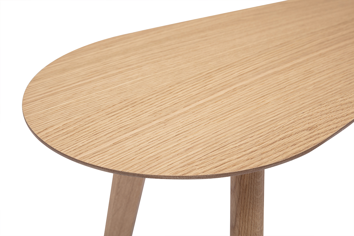 Mesa nido escandinava de madera clara, vista cercana de la superficie y las patas.