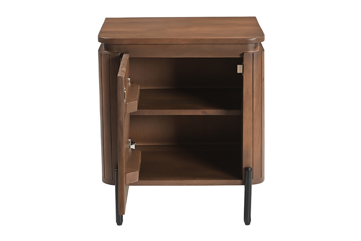 Mesa de noche de madera maciza de mango con dos puertas y estante, vista frontal, patas de metal negro.