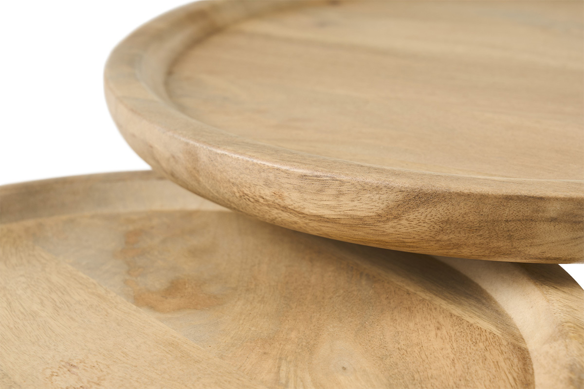 Primer plano de la parte superior en madera de mango de las mesas nido PYTA, con borde visible.