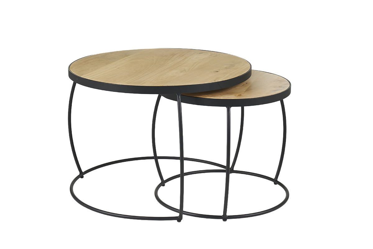 Mesas bajas anidadas redondas de madera de mango y metal, vista frontal.
