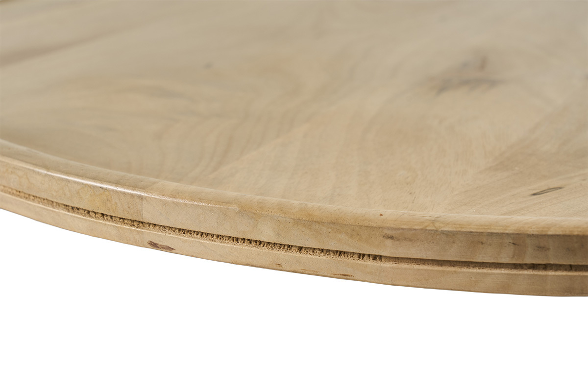 Primer plano de la superficie de una mesa baja de madera maciza de mango.