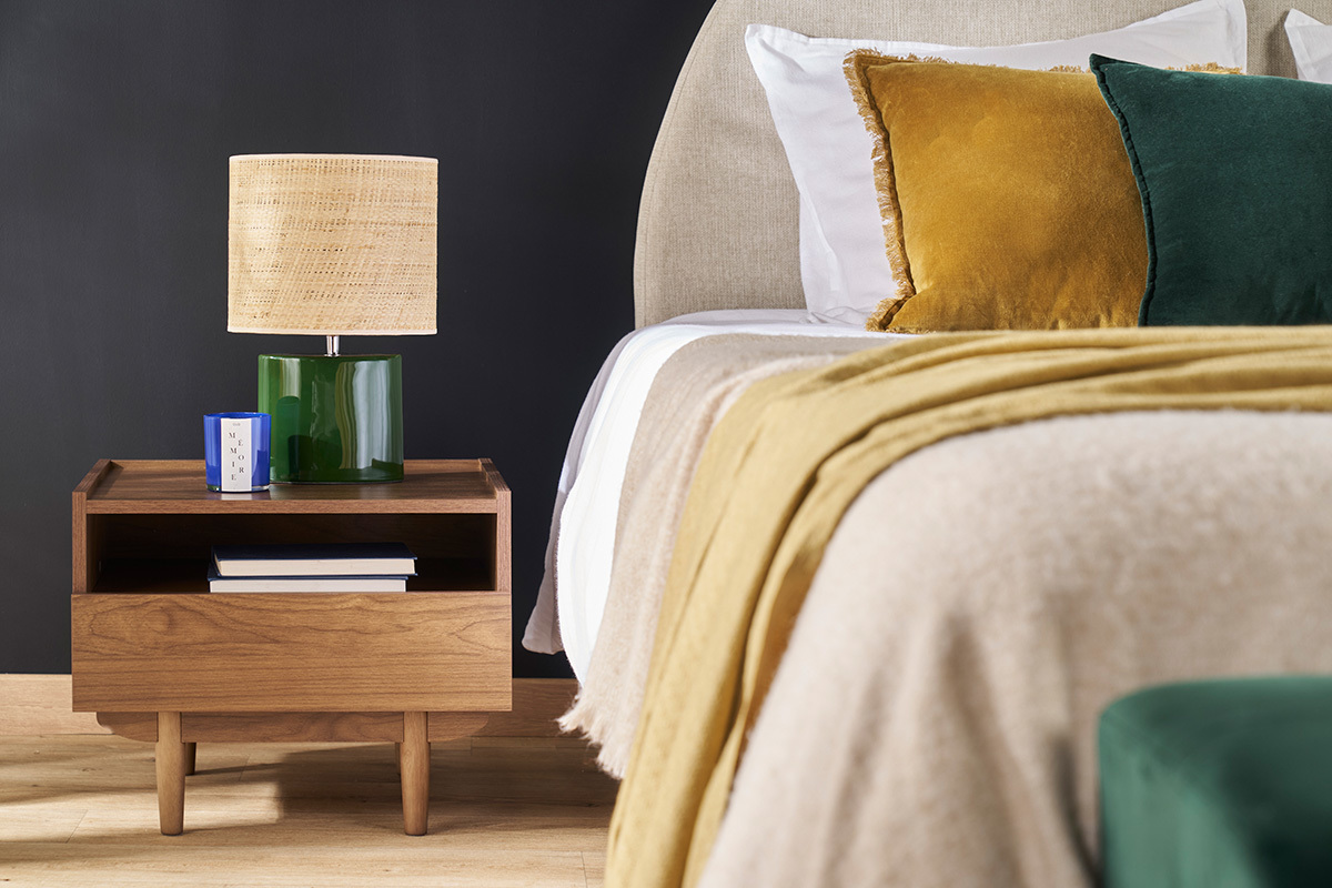 Mesilla de noche con cajn de madera oscura SANAA