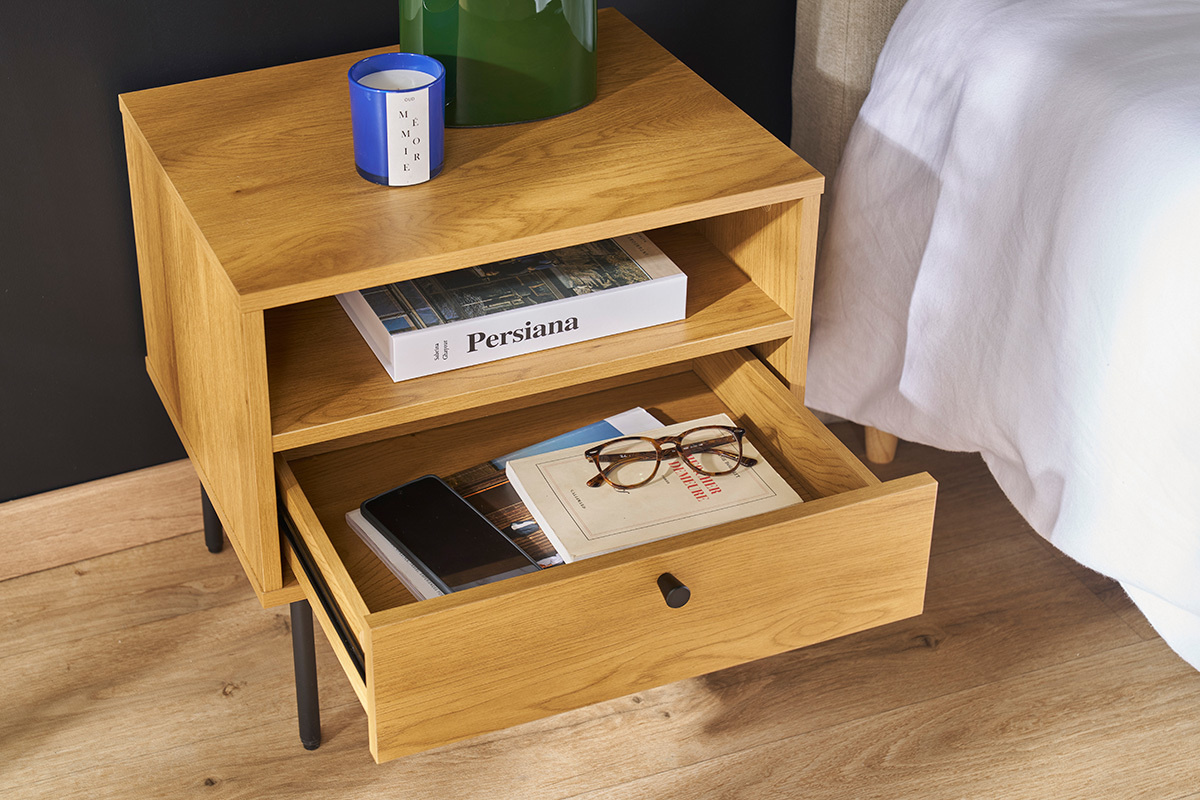 Mesilla de noche con espacio de almacenaje, acabado roble claro y patas de metal negro PERNELLE