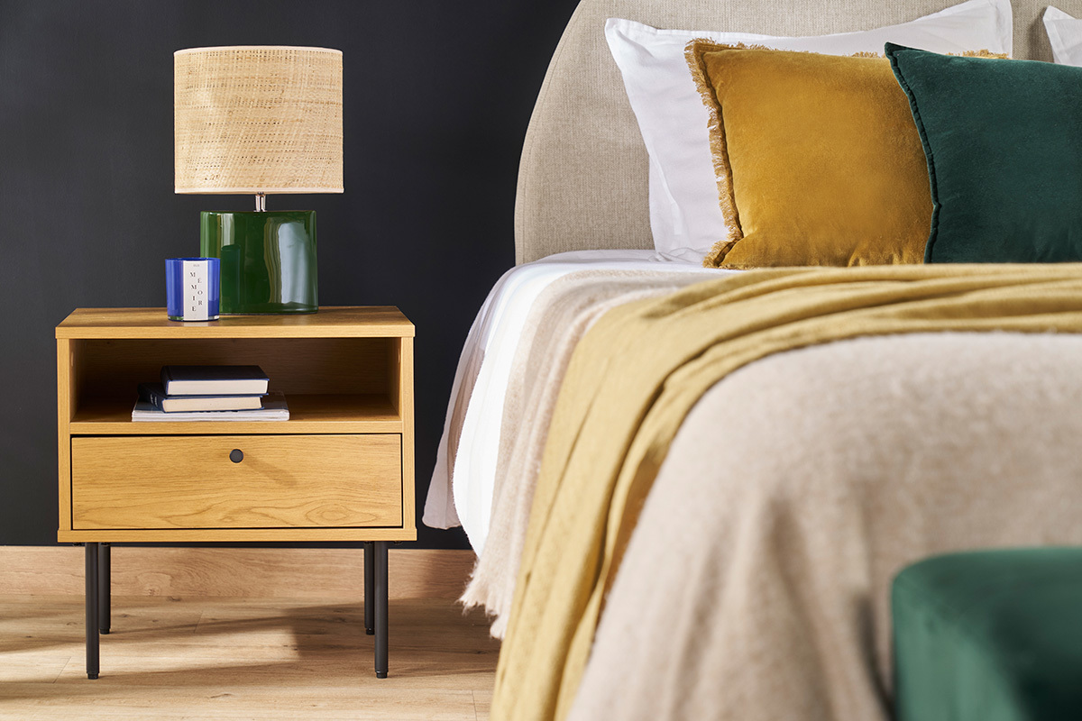 Mesilla de noche con espacio de almacenaje, acabado roble claro y patas de metal negro PERNELLE