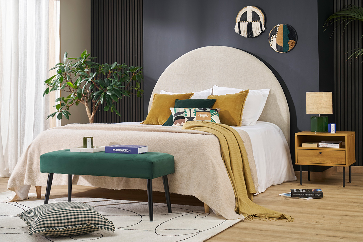 Mesilla de noche con espacio de almacenaje, acabado roble claro y patas de metal negro PERNELLE